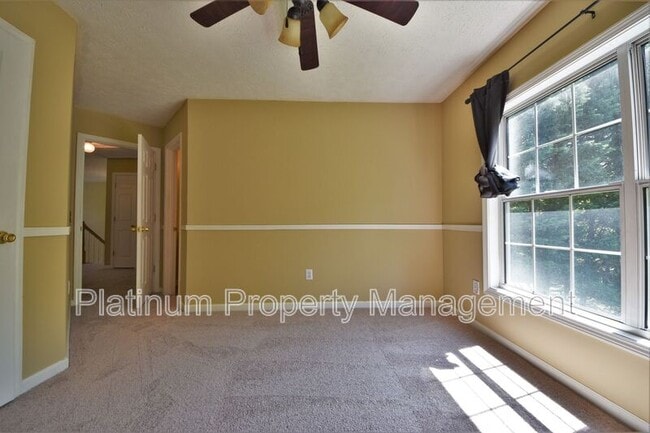 Building Photo - 950 Hillary Ln