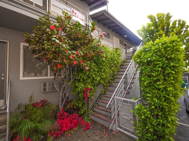 Building Photo - 1215 Granville Ave