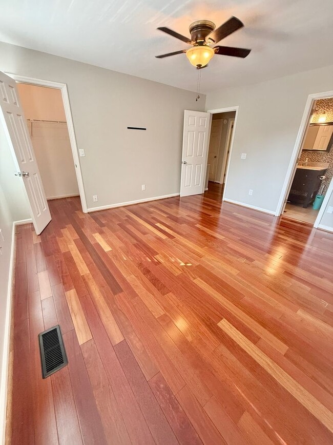 Building Photo - 2 Bedroom Hermitage condo only $1600!  Ava...