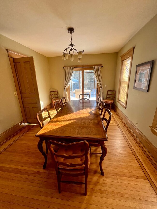 Building Photo - Fully Furnished, Large 3 Bedroom Home!