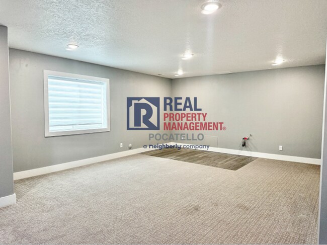 Building Photo - Beautiful Brand New 6 bedroom 3.5 bahtroom...