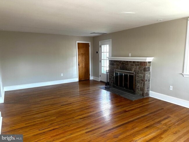 Building Photo - 659 N Main St