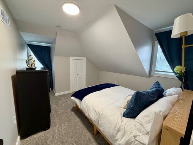 Building Photo - Fully Furnished And Updated 4 bedroom 2 ba...