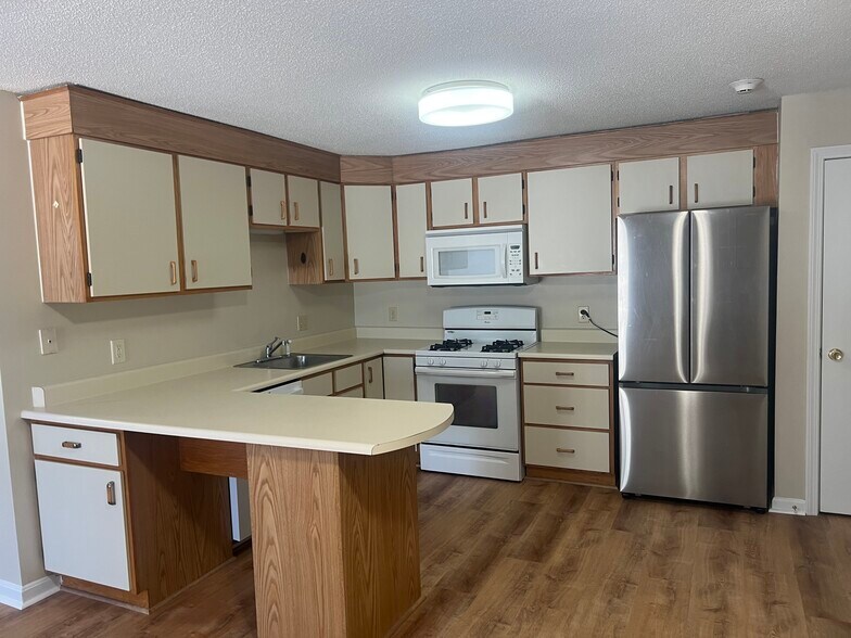 Building Photo - 3 Knights Bridge Dr