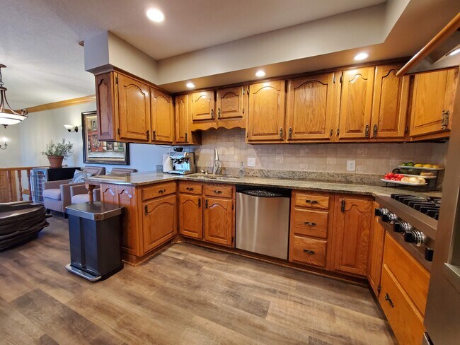 Building Photo - 2521 Cedar Hills Dr