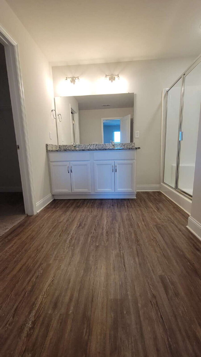 Building Photo - "Spacious 4-Bedroom Retreat with Modern Gr...