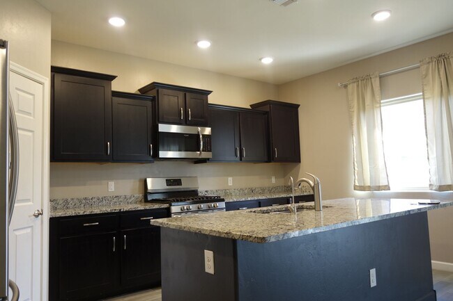 Building Photo - (Vail) Spacious 5 bedroom 3 bath house!