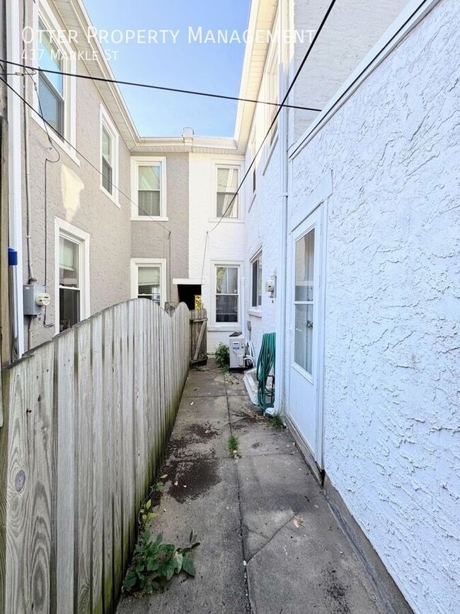 Building Photo - 437 Markle St