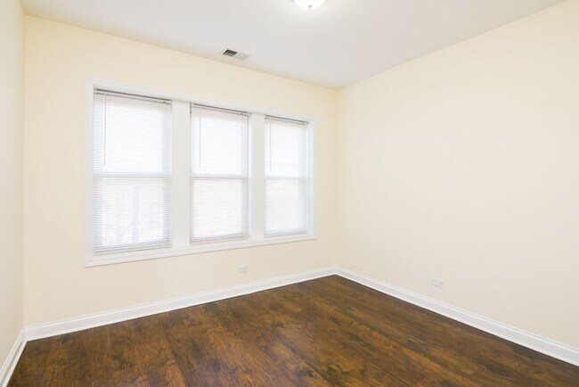 Building Photo - 4715 W Cornelia Ave