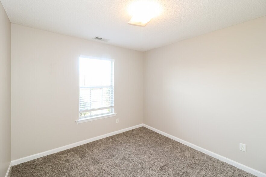 Building Photo - 305 Village Dr