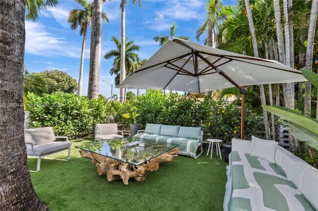 Building Photo - 1121 NE 85th St