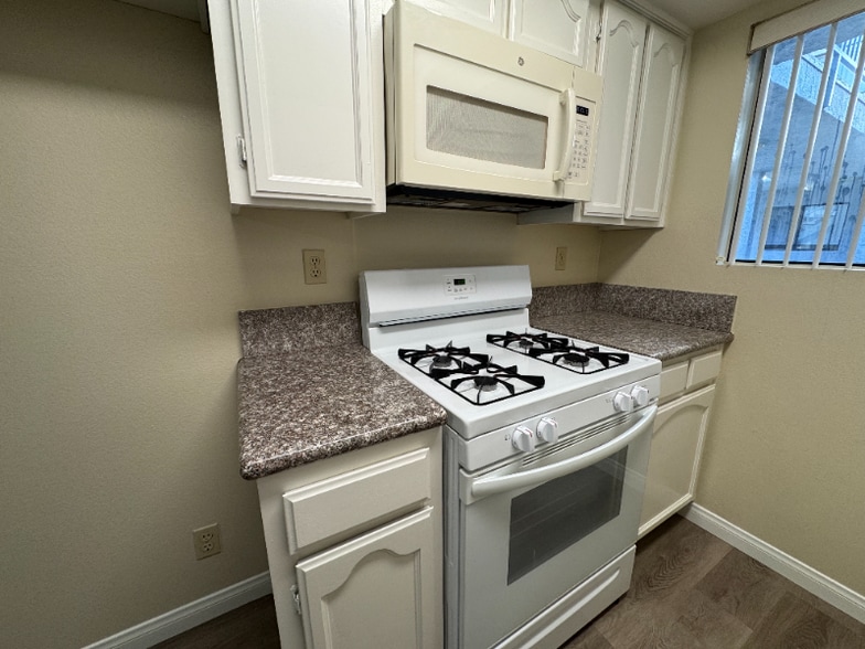 Building Photo - 515 E Elmwood Ave