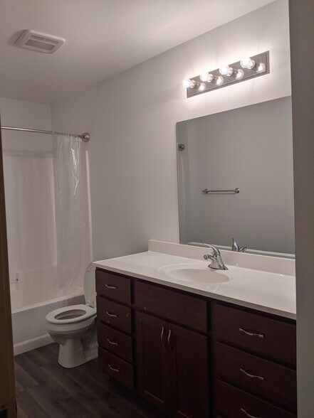 2 full baths - 819 Thompson Dr