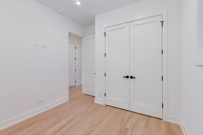 Building Photo - 2456 W Cortez St