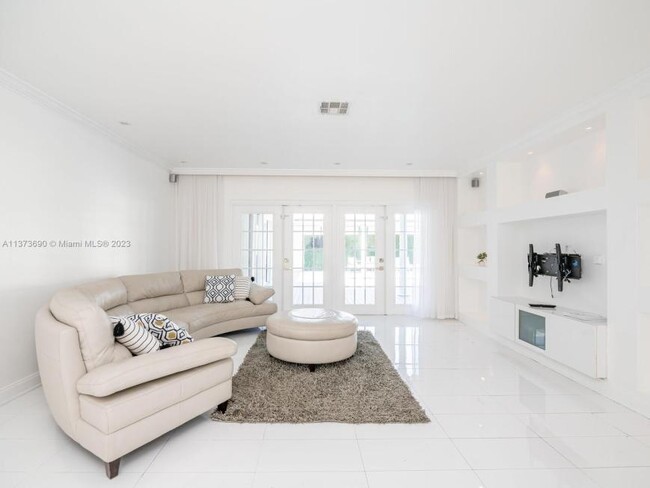 Building Photo - 4 bedroom in Hollywood FL 33021