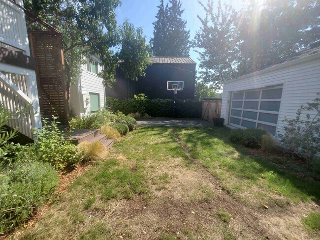 Building Photo - 3623 Woodlawn Ave N