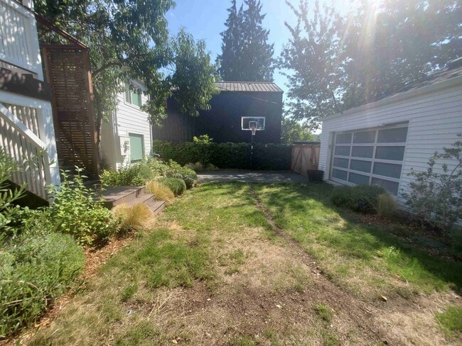 Building Photo - Prime Wallingford location 4 bed, 3 bath w...