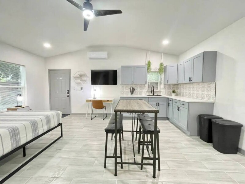 Building Photo - 1213 Corbett Ln