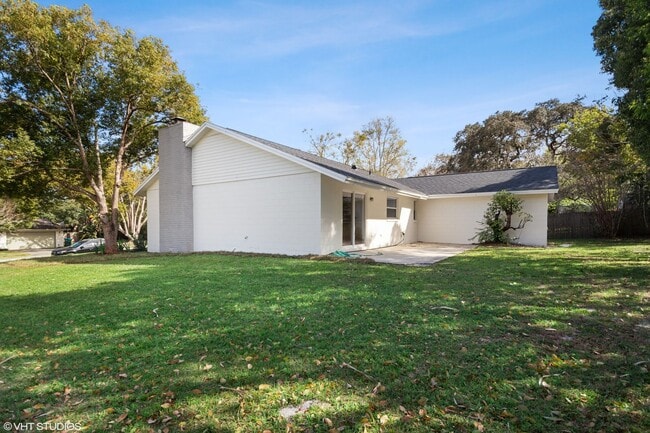 Building Photo - Beautiful 3 bedroom 2 bath Longwood Home