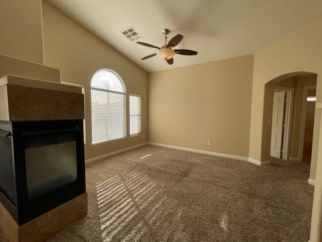 Building Photo - Gorgeous Townhome in Gated Community!