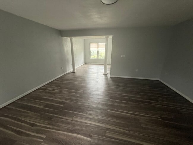 Building Photo - 4826 Golfview Dr NE