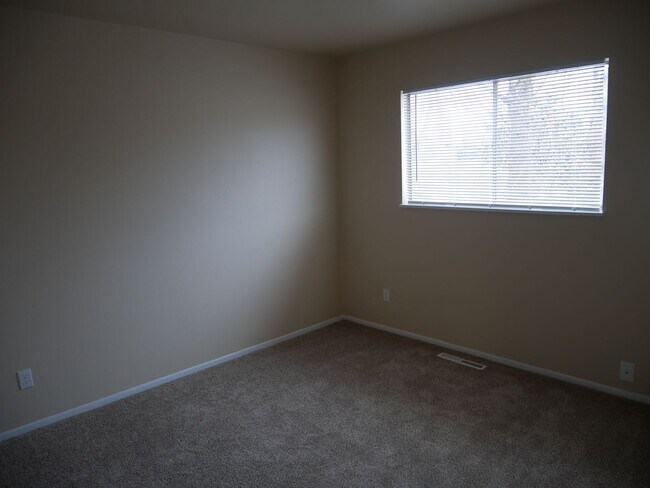Building Photo - 3 Bedroom Tri Level Home Available Now!