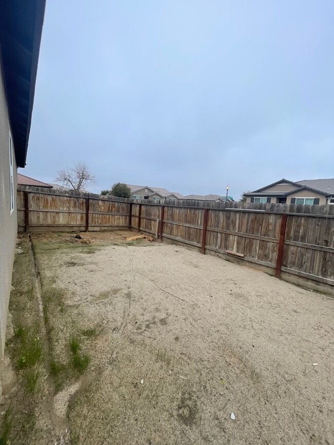 Building Photo - Newer home in gated community in Visalia