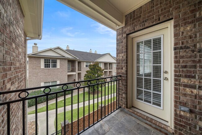Building Photo - 2865 Westhollow Dr