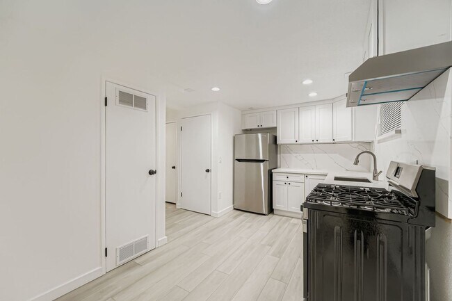 Building Photo - Shorewood Place 1035