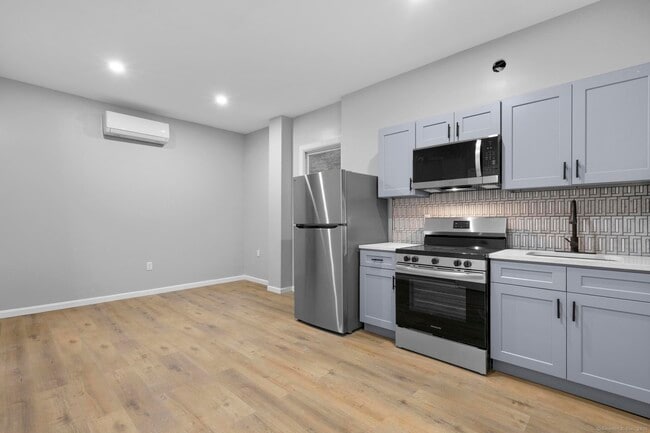 Building Photo - 140 Grand St