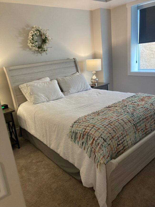 Queen size bed - 6844 Carr St