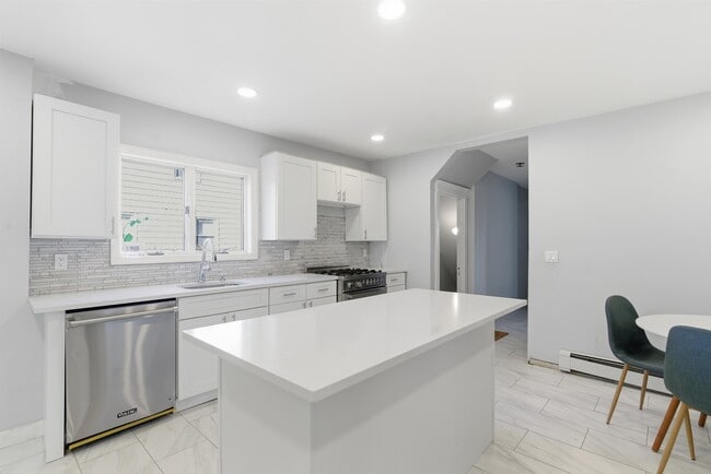 Building Photo - 336 W Palisade Ave