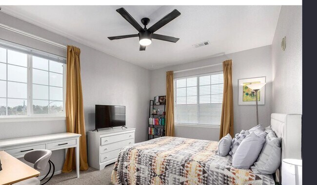 Building Photo - Bright, Spacious & Move-In Ready Penthouse Living in Littleton!  Available Now