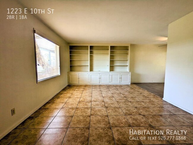 Building Photo - Pre-Lease!! Spacious 2 bed/1 bath Universi...