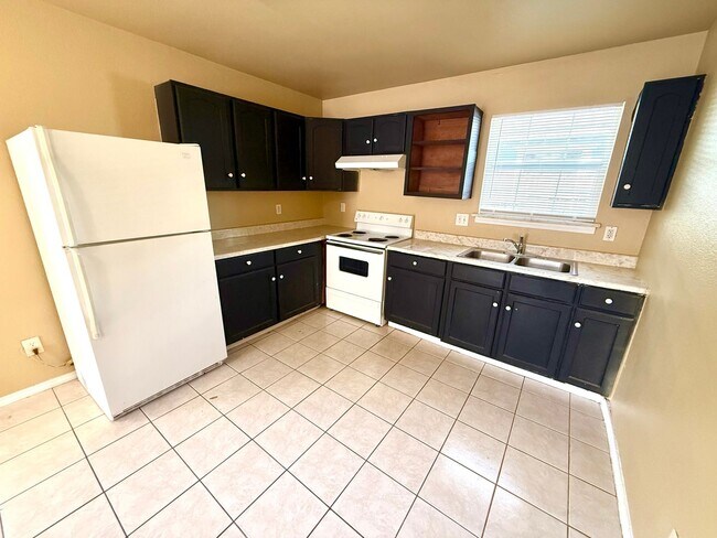 Building Photo - 424 Amires Pl