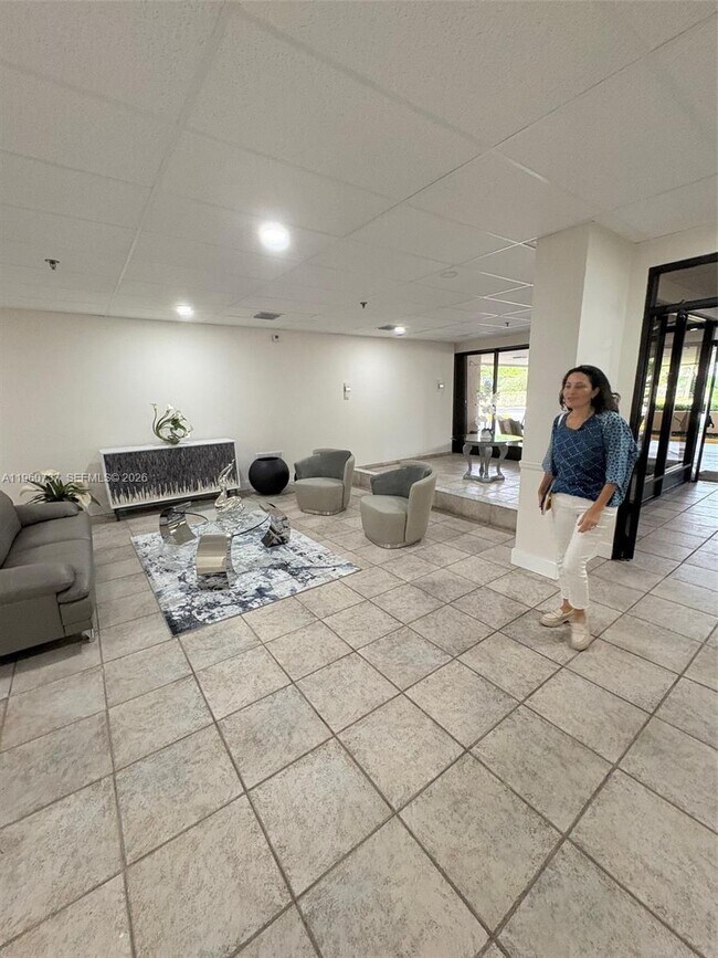 Building Photo - 900 NE 195th St