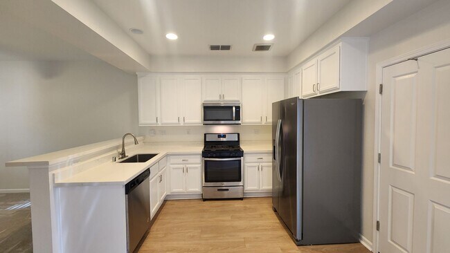 Building Photo - 840 Bronze Ln