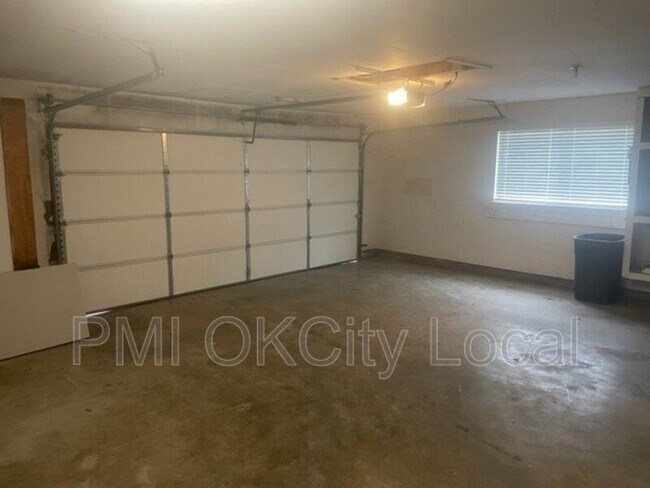 Building Photo - 3708 N Eagle Ln