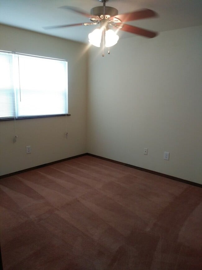 Building Photo - Spacious 2 Bedroom 1 bath with washer & dryer.