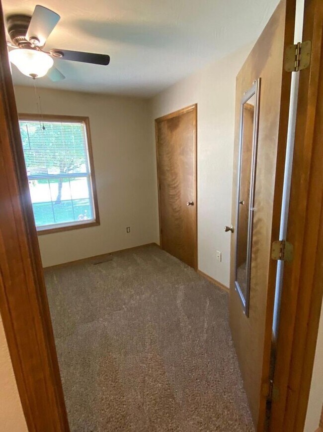 Building Photo - 984 Bates Dr