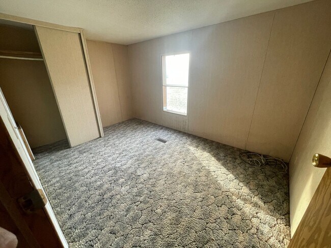 Building Photo - 3 Bedroom/ 2 Bath