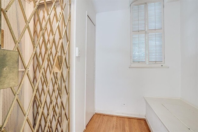 Building Photo - "Charming 3-Bedroom Home on University Blvd – Spacious 2402 Sq Ft with 2 Full Baths in Prime Univ...