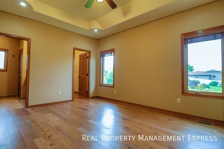 Building Photo - 7905 S Grass Creek Dr