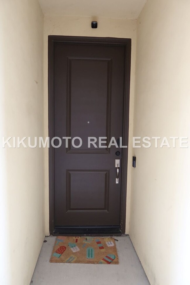 Building Photo - Modern & Elegant Tri-level home in the Riverside Terrance Community