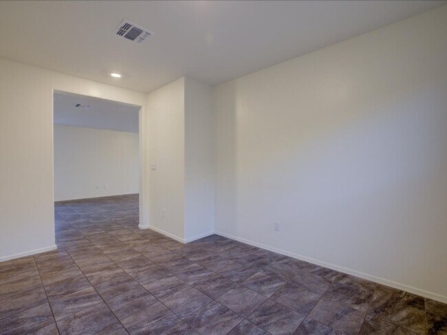 Building Photo - 3 Bedroom 2 Bathroom + Flex Room