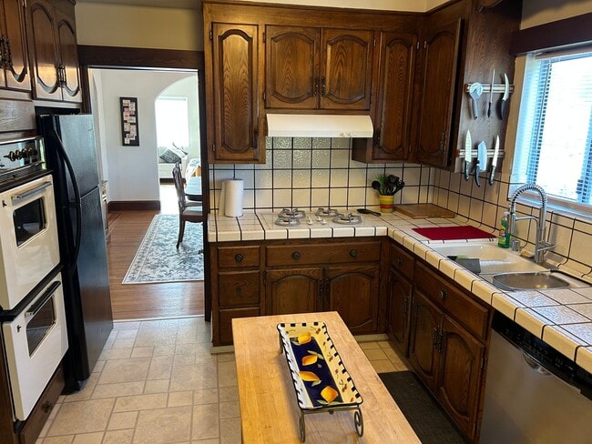 Building Photo - Bright & Spacious 3BR/2BA Home Overlooking Avalon Park – Furnished or Unfurnished- For Rent