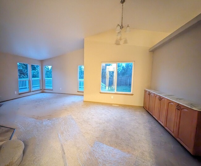 Building Photo - Illahee Home with a View and Two Primary Suites