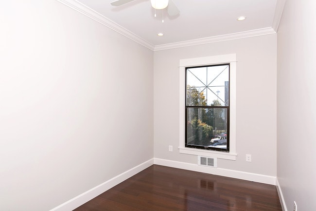 Building Photo - 502 Bellevue Ave E