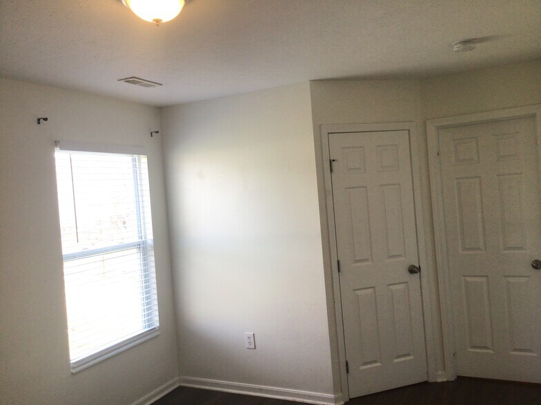 Building Photo - 2070 Whispering Wind Ln