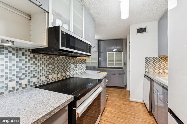 Building Photo - 5300 Columbia Pike